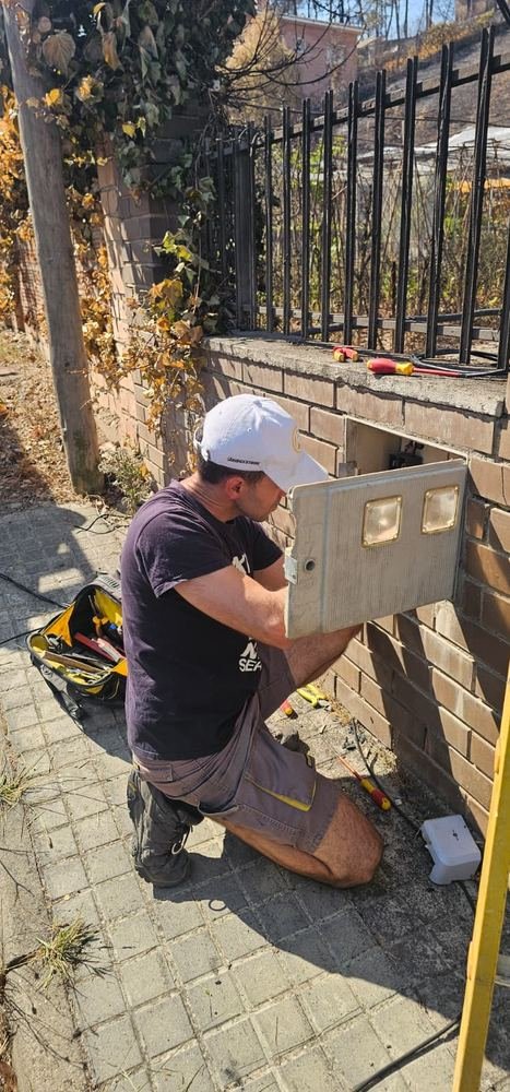 Electricista cambiando una acometida eléctrica | InstalSavall